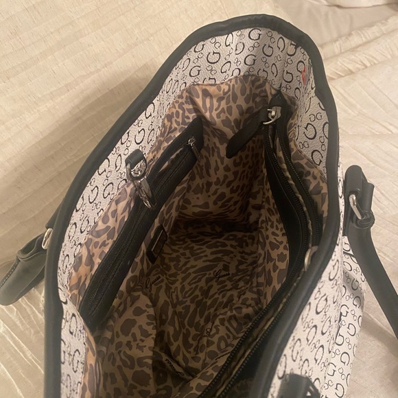 Guess purse like new !! Only used a few time . - Picture 3 of 6